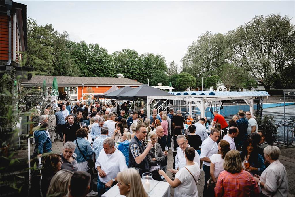 Im Parkbad Süd wurde in den Mai getanzt. Die Veranstaltung war schon im Voraus ausverkauft, die Stimmung – angeheizt von DJ Manuel Maurer – ausgelassen.