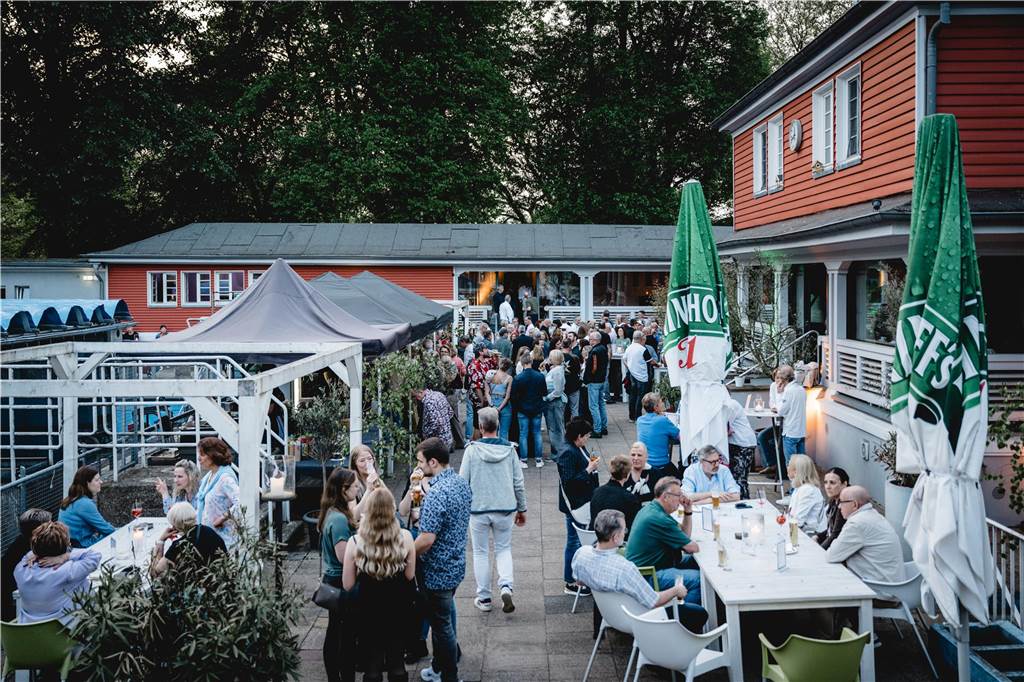 Im Parkbad Süd wurde in den Mai getanzt. Die Veranstaltung war schon im Voraus ausverkauft, die Stimmung – angeheizt von DJ Manuel Maurer – ausgelassen.