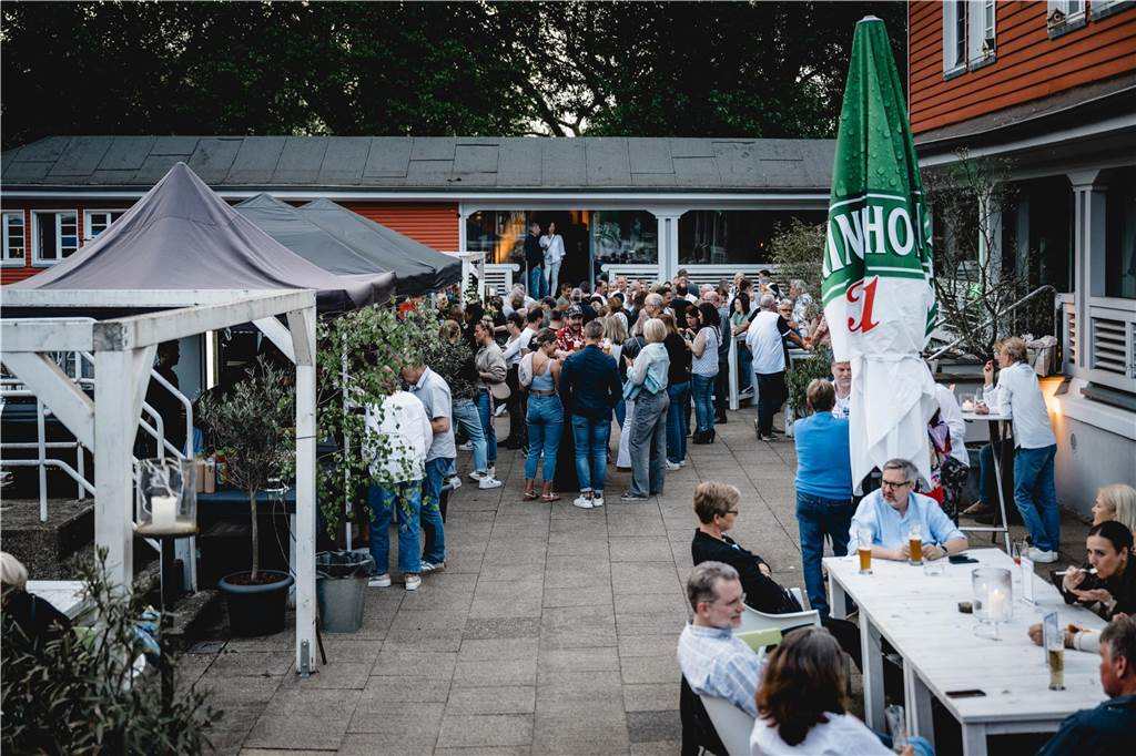 Im Parkbad Süd wurde in den Mai getanzt. Die Veranstaltung war schon im Voraus ausverkauft, die Stimmung – angeheizt von DJ Manuel Maurer – ausgelassen.