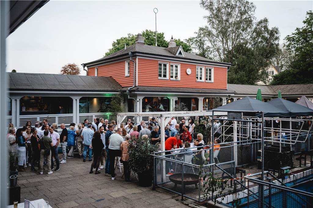 Im Parkbad Süd wurde in den Mai getanzt. Die Veranstaltung war schon im Voraus ausverkauft, die Stimmung – angeheizt von DJ Manuel Maurer – ausgelassen.