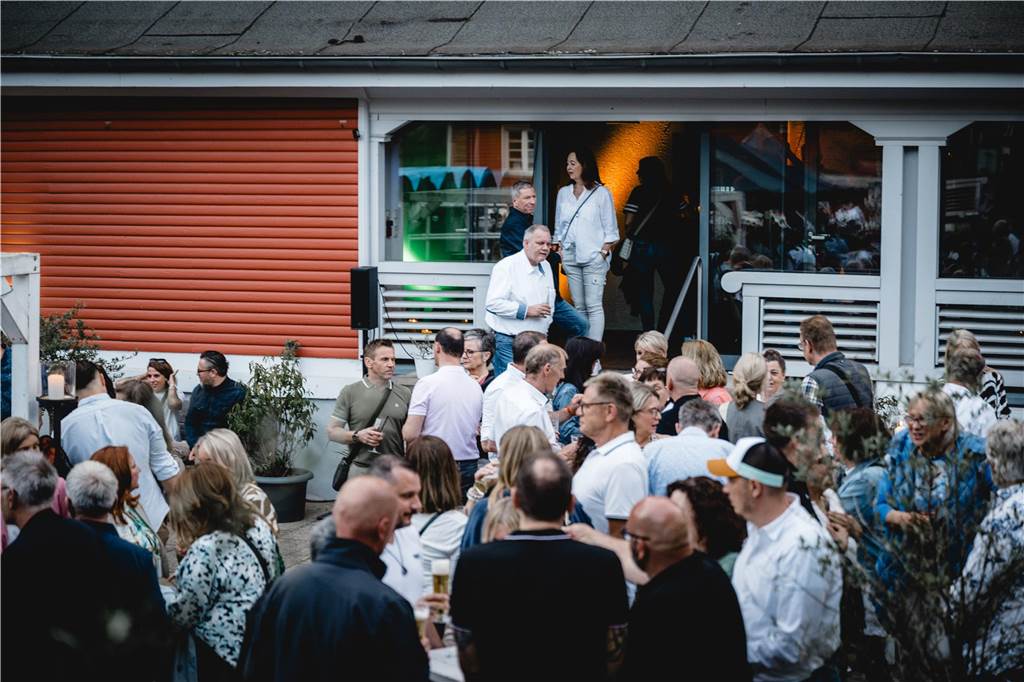 Im Parkbad Süd wurde in den Mai getanzt. Die Veranstaltung war schon im Voraus ausverkauft, die Stimmung – angeheizt von DJ Manuel Maurer – ausgelassen.