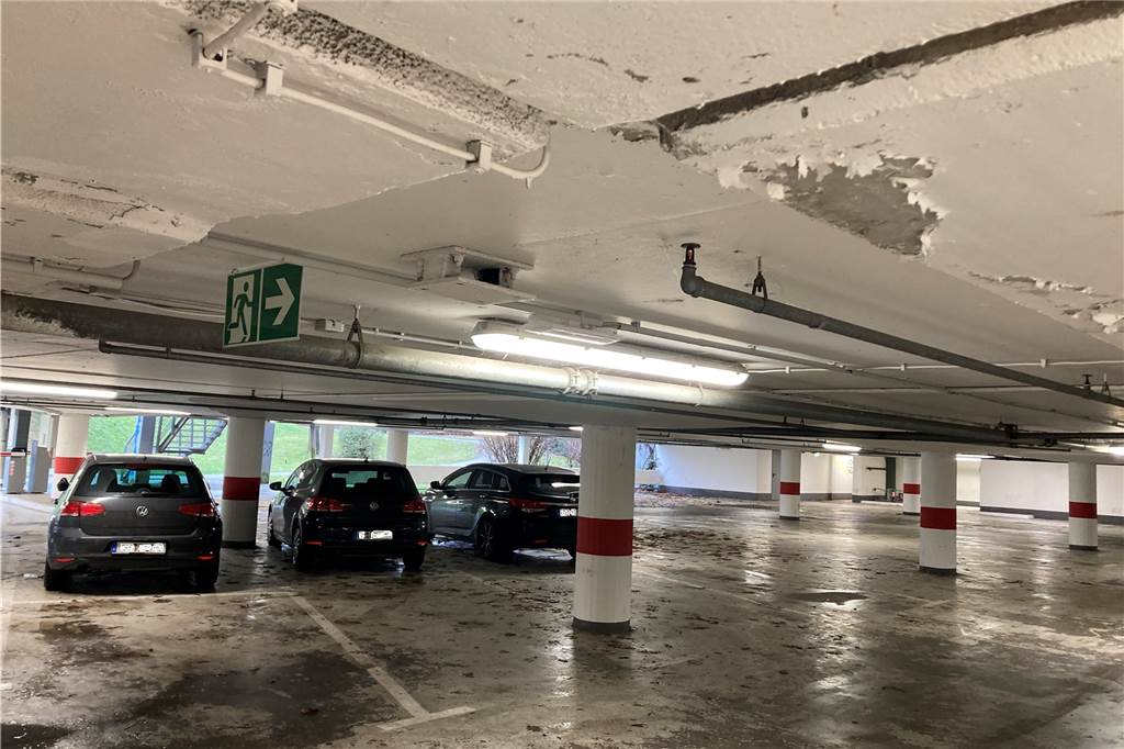 Parkdeck-Sanierung ruht - Fashion Outlet im Marler Stern ausgebremst Im Parkhaus des Riegelhauses wird nur eine Parkebene genutzt. Frisch und neu saniert sieht es nicht aus.