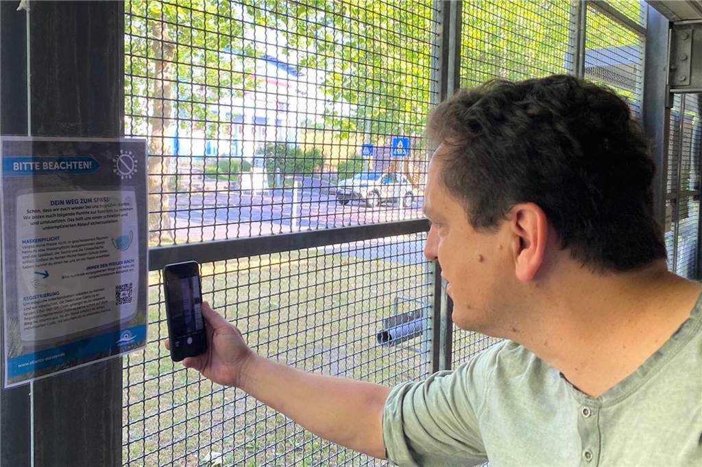Im Parkhaus muss der Gast für die Registrierung einen QR-Code scannen.