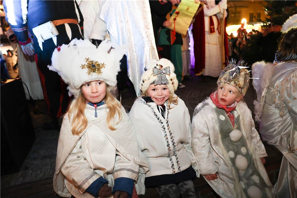 Viele Fotos vom Niklaus-Besuch in Lünen: Ankunft mit dem Schiff und Fahrt mit der Kutsche Im Pavillon am Alten Markt trugen Kinder Gedichte und Lieder vor.