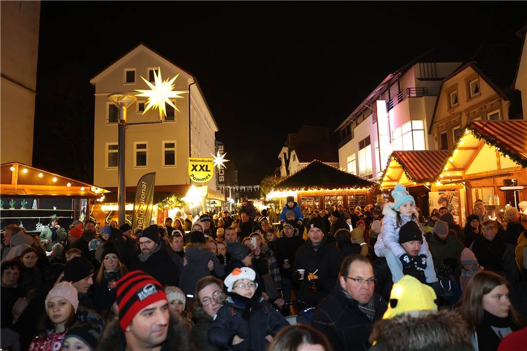 Im Pavillon am Alten Markt trugen Kinder Gedichte und Lieder vor.