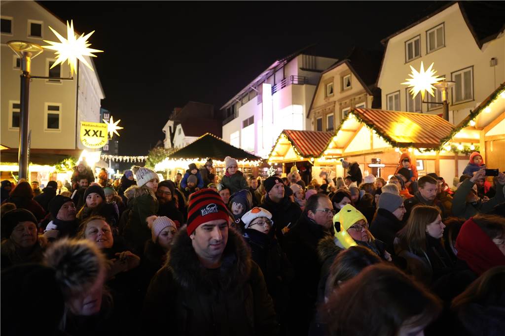 Im Pavillon am Alten Markt trugen Kinder Gedichte und Lieder vor.