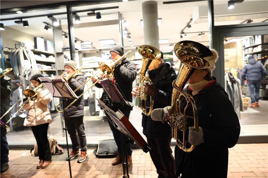 Im Pavillon am Alten Markt trugen Kinder Gedichte und Lieder vor.
