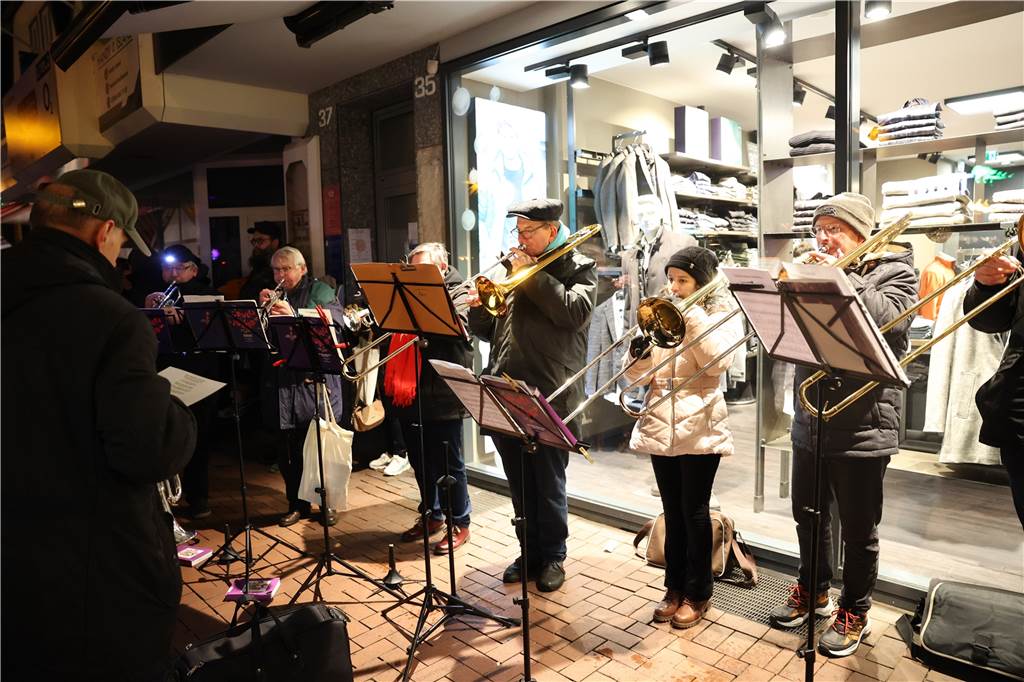 Im Pavillon am Alten Markt trugen Kinder Gedichte und Lieder vor.
