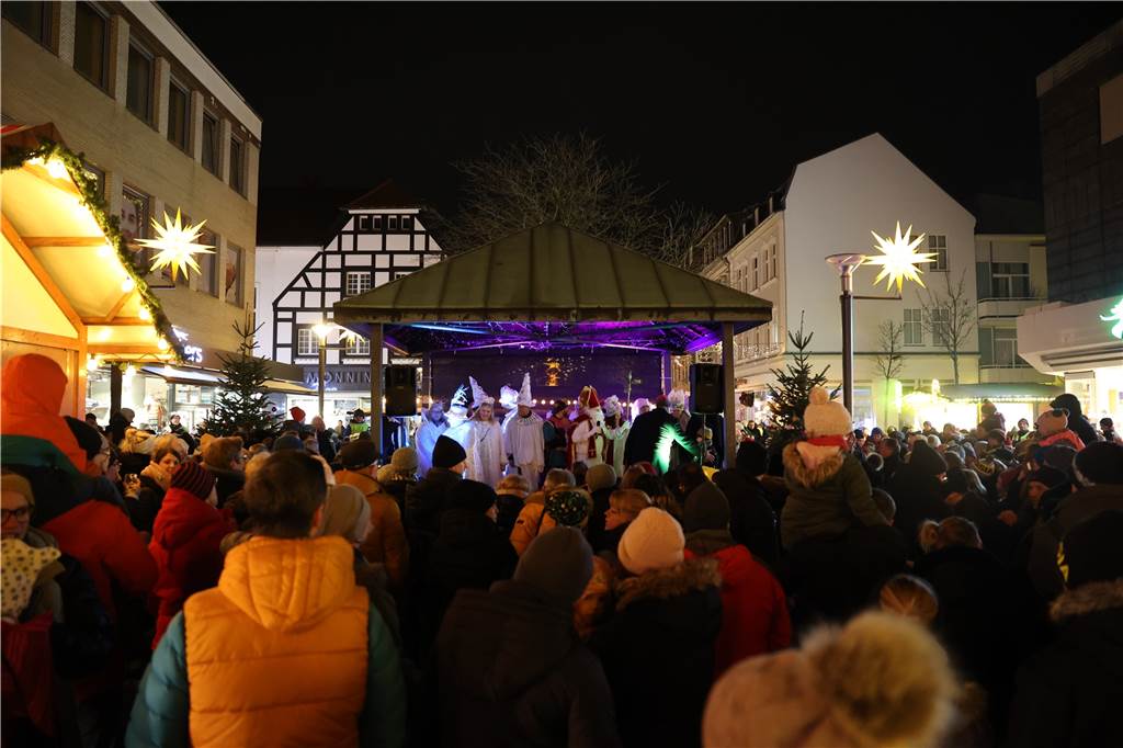 Im Pavillon am Alten Markt trugen Kinder Gedichte und Lieder vor.