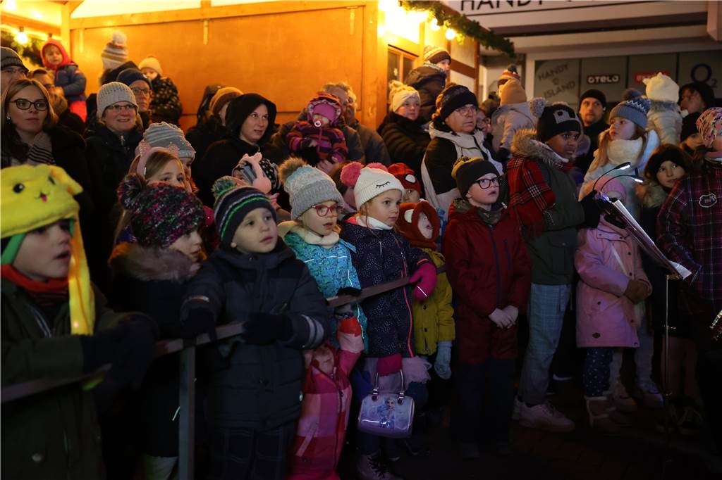 Im Pavillon am Alten Markt trugen Kinder Gedichte und Lieder vor.
