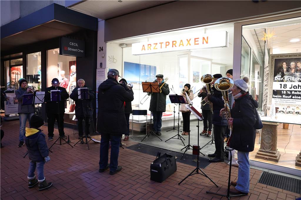 Im Pavillon am Alten Markt trugen Kinder Gedichte und Lieder vor.