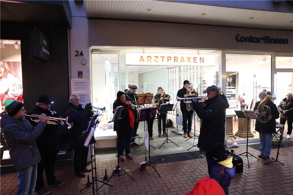 Im Pavillon am Alten Markt trugen Kinder Gedichte und Lieder vor.