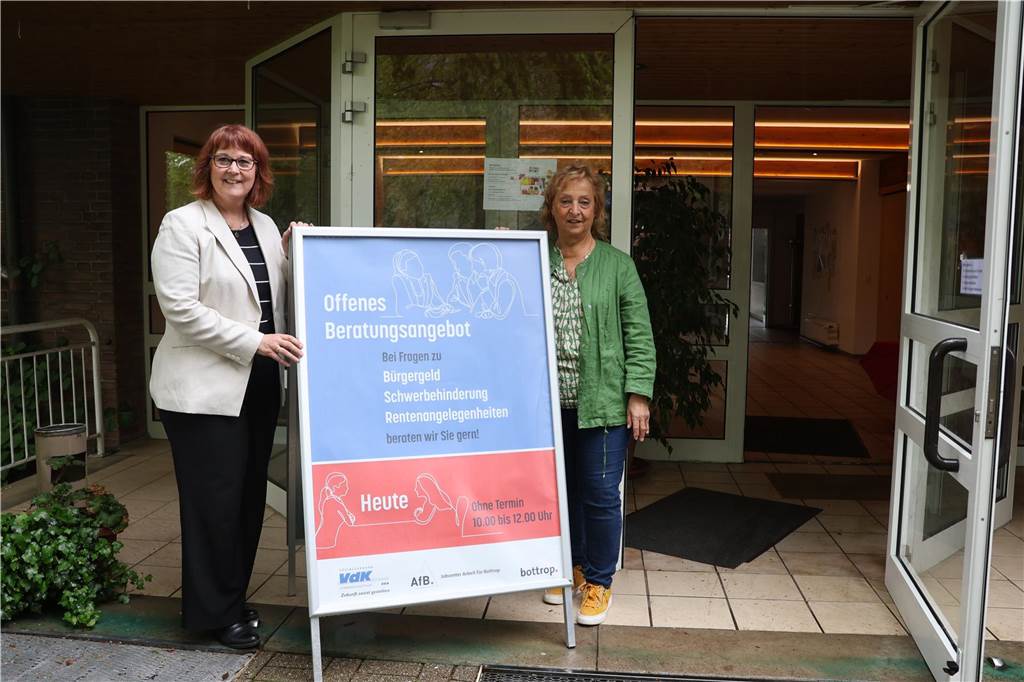 Fördertopf noch nicht ausgeschöpft: So kann das Ehrenamt profitieren Zwei Frauen mit Plakat vor dem Pfarrheim Kirchhellen