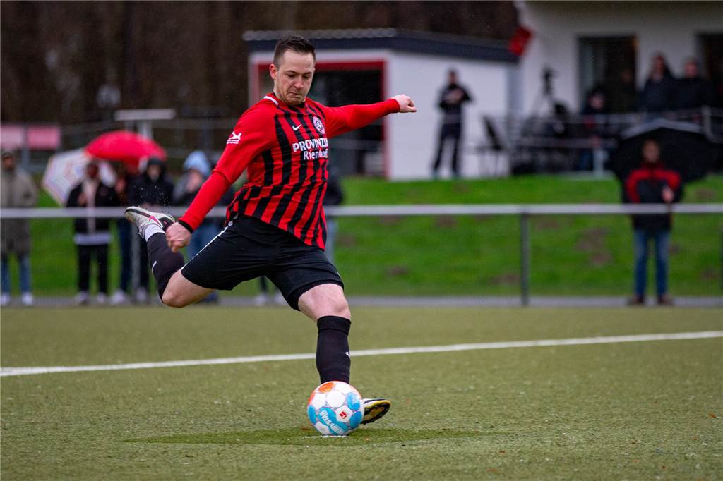 Hiobsbotschaft für den SSV Mühlhausen: Kevin Weiß droht nach Schulterverletzung das Saison-Aus Im Pokal gegen den Holzwickeder SC traf Weiß im Elfmeterschießen vom Punkt. Nun wird der 24-Jährige wahrscheinlich für den Rest der Saison ausfallen