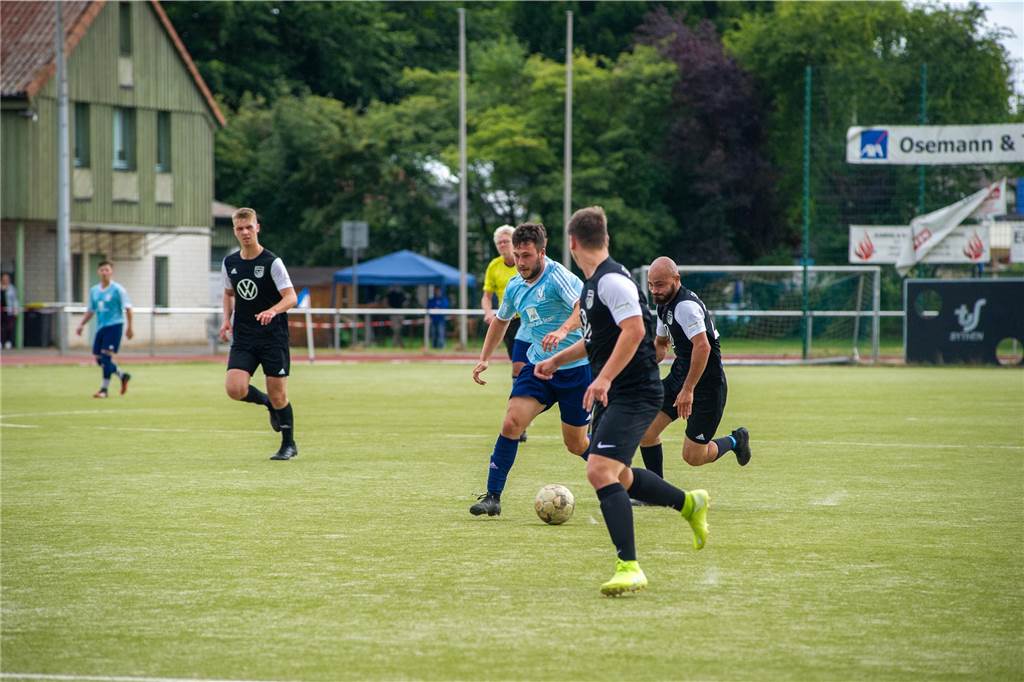 Ärgerlich: Auf eine überraschend schnelle Genesung folgte der Lockdown Im Pokal konnte Marvin Polczinski (blau) noch für den TuS Sythen spielen.