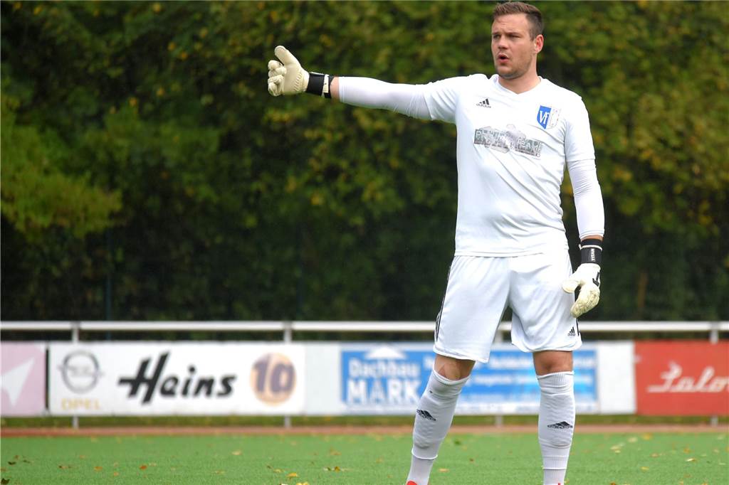 VfL Schwerte im Dortmunder Kreispokal haushoher Favorit: Spieler steht vor Comeback Fußballtorwart David Graudejus streckt den Arm raus.