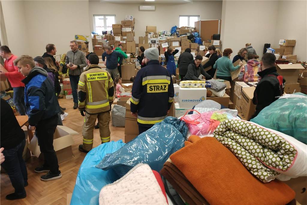Ukraine-Hilfe aus Lünen: „An Grenze haben die Menschen geweint“ Im polnischen Kluczbork wurden unter anderem die Spenden von Judith Pasternak sortiert und für den Weitertransport vorbereitet.