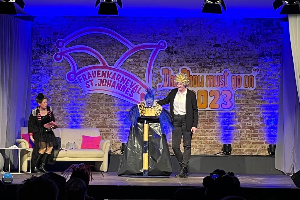 Frauenkarneval St. Johannes begeisterte mit buntem Programm das Publikum Zwei Frauen stehen verkleidet als Sascha Grammel und Fisch Mietze auf der Bühne.