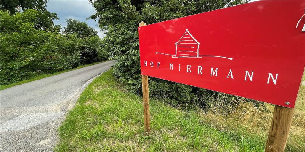 Hochzeitsbetrüger auf Waltroper Hof Niermann: So geht es jetzt weiter Ein rotes Schild weist auf den Hof Niermann in Waltrop hin.