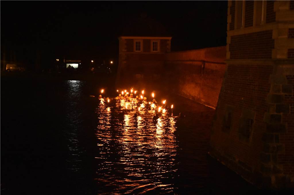 Im Pulk ging es einmal rund um das Schloss. Insgesamt wohl um die 500 Meter schätzte einer der Teilnehmer. Vom sicheren wenn auch kalten Ufer verfolgten Angehörige und Freunde der Schwimmer das eisige Spektakel.