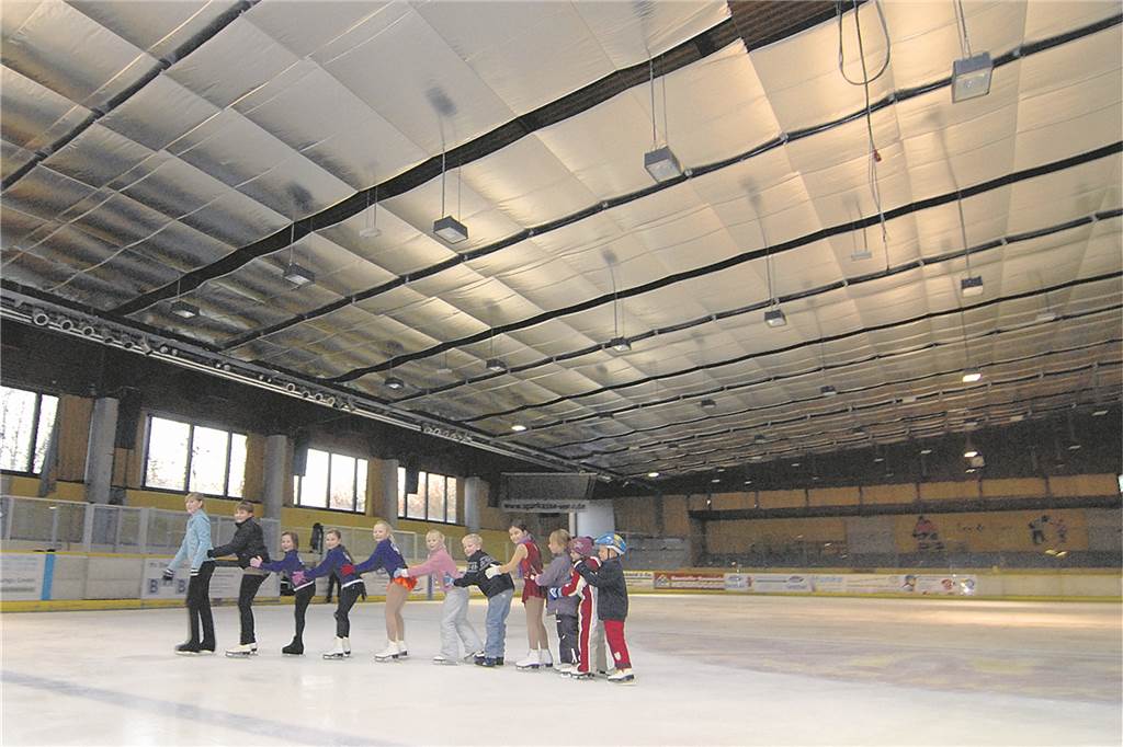 Im Rahmen der Dachsanierung bekam das Dach der Eissporthalle 2007/8 eine Isolierfolie.
