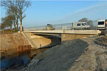 Im Rahmen der Gewässer-Regulierung Rapphofs Mühlenbach hat der Lippeverband die Brücke Altendorfer Straße neu gebaut.