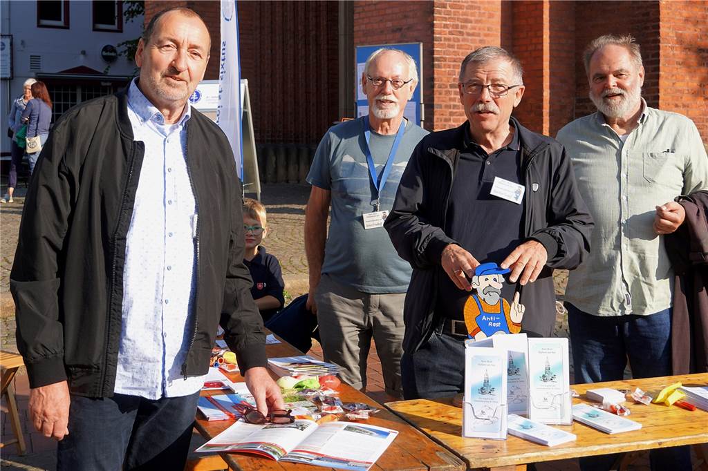 Anti-Rost hilft bei Kleinstreparaturen - und braucht jetzt selbst Hilfe Im Rahmen der Glaubenswoche stellten die Anti-Rost-Mitglieder ihr Programm vor, v.l.: Theo Villett, Robert Friedhoff, Hans-Peter Notthoff, Felix Kowalski.
