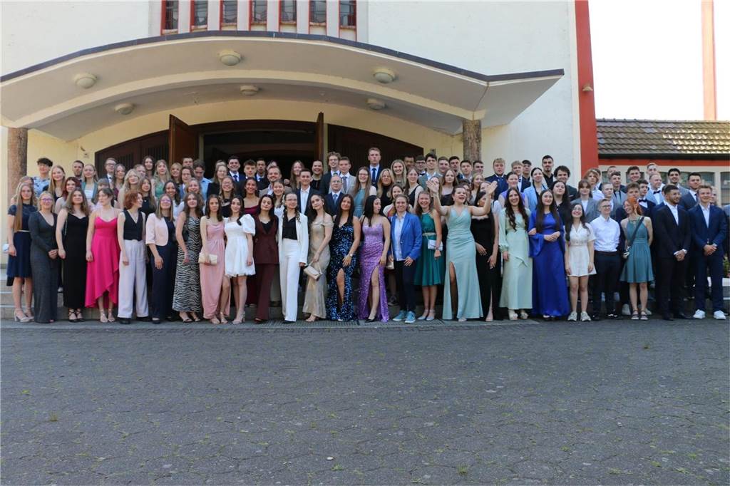Im Rahmen einer Feierstunde wurden am 26. Juni 108 Abiturzeugnisse an die Schülerinnen und Schüler des Gymnasiums an der Hönne auf der Wilhelmshöhe in Menden überreicht.
