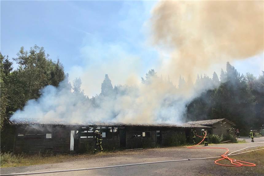 Barackenanbau am alten Forsthaus völlig ausgebrannt Im Rahmer Wald musste die Feuerwehr erneut einen Brand löschen. Diesmal in der Holzbaracke am alten Forsthaus.