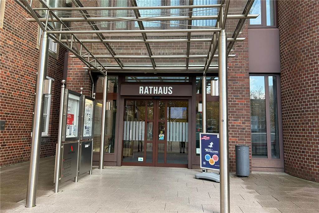 Archivar gibt ein Update zum digitalen Langzeitarchiv der Stadt Ahaus Die Eingangstür des Ahauser Rathauses
