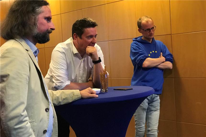 Welcher Fakt die Castrop-Rauxeler SPD-Größen über ihr mieses Ergebnis hinweg tröstet Im Rathaus verfolgen die Politiker, vor allem von der SPD, den Wahlabend.