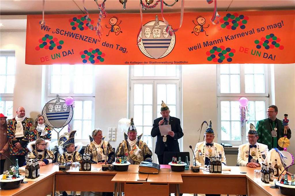 Im Rathaus von Stadtlohn hat die Karnevalsgesellschaft „Üm Bütt un Pütt“ am Dienstag die Schlüsselgewalt zurück an Bürgermeister Helmut Könning übergeben.