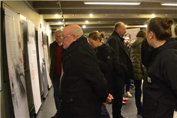 Im Rathausfoyer ist die Holocaust-Ausstellung zu sehen. Insgesamt 22 Tafeln zeigen exemplarisch Schicksale von Opfern der Verfolgung, von Menschen, die wegsahen, aber auch von Personen, die halfen.