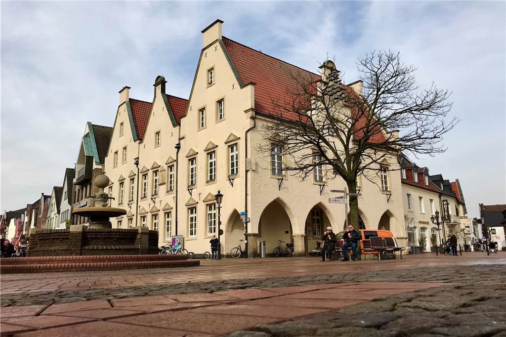 Halterner Zeitung holt die Bürgermeister-Kandidaten aufs Podium Im Ratssaal findet die Diskussion statt.