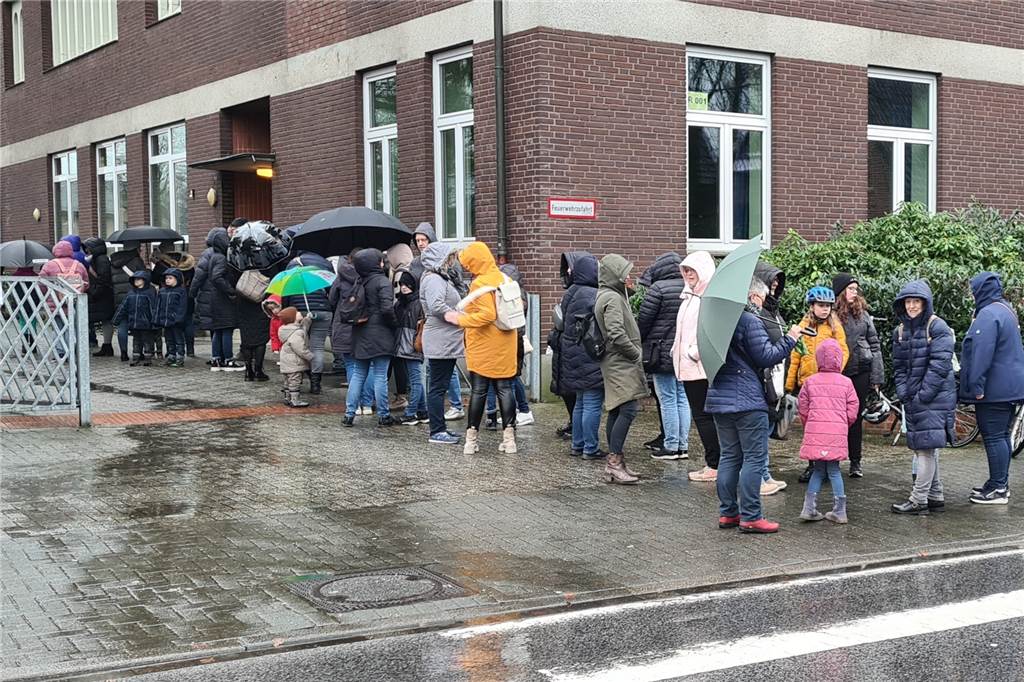 Im Regen anstehen und warten: Für die Karnevalsfans kein Problem. Weit über 100 Meter war die Schlange lang. 