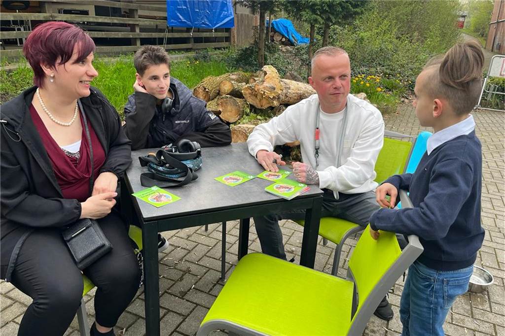 Dilara (14) ist depressiv : Ihr Traum: Ein Assistenzhund wie „Hanni“ Im regen Austausch: Daniela Ergün (l.) und Thorsten Habel mit Dilara (2.v.l.) und Semih.