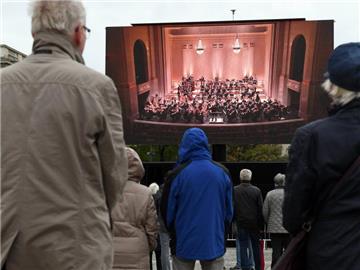 Im Regen: Besucher auf dem Bebelplatz vor der Staatsoper in Berlin. Foto: Maurizio Gambarini