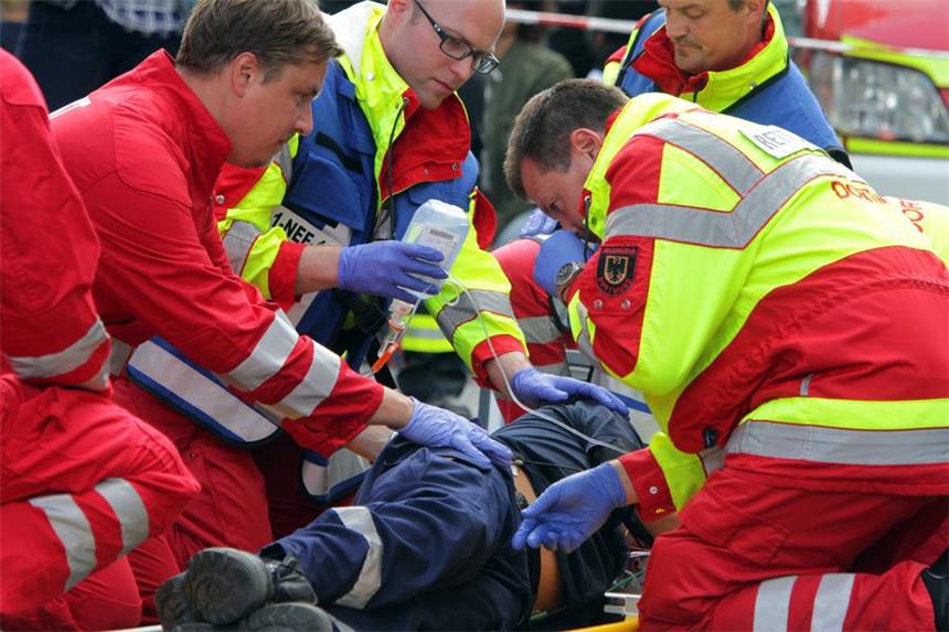 Frau nutzt Notfall aus - Diebstahl bei einem Herzinfarkt Im Rettungsdienst zählt jede Sekunde.