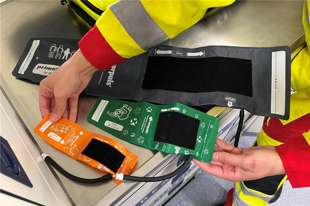 Alyssa Brauckmann ist Notfallsanitäterin: „Das ist hier ein tolles Team“ Eine Manschette zum Blutdruckmessen in unterschiedlichen Größen, eine große für Erwachsene und zwei kleinere in grün und orange für Kinder.