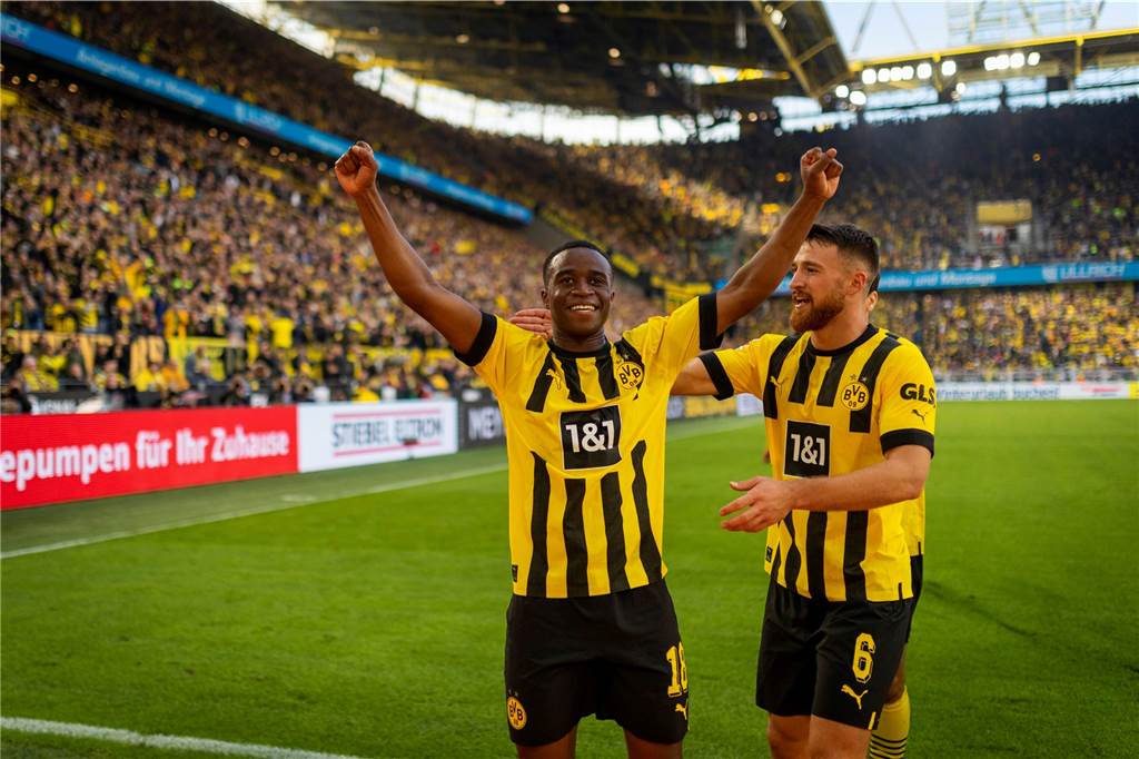BVB-Poker um Youssoufa Moukoko spitzt sich zu: Klub und Fans zunehmend genervt Youssoufa Moukoko jubelt gemeinsam mit Salih Özcan.