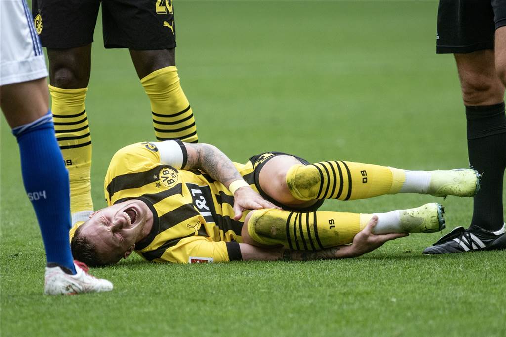 Marco Reus schreit vor Schmerzen.