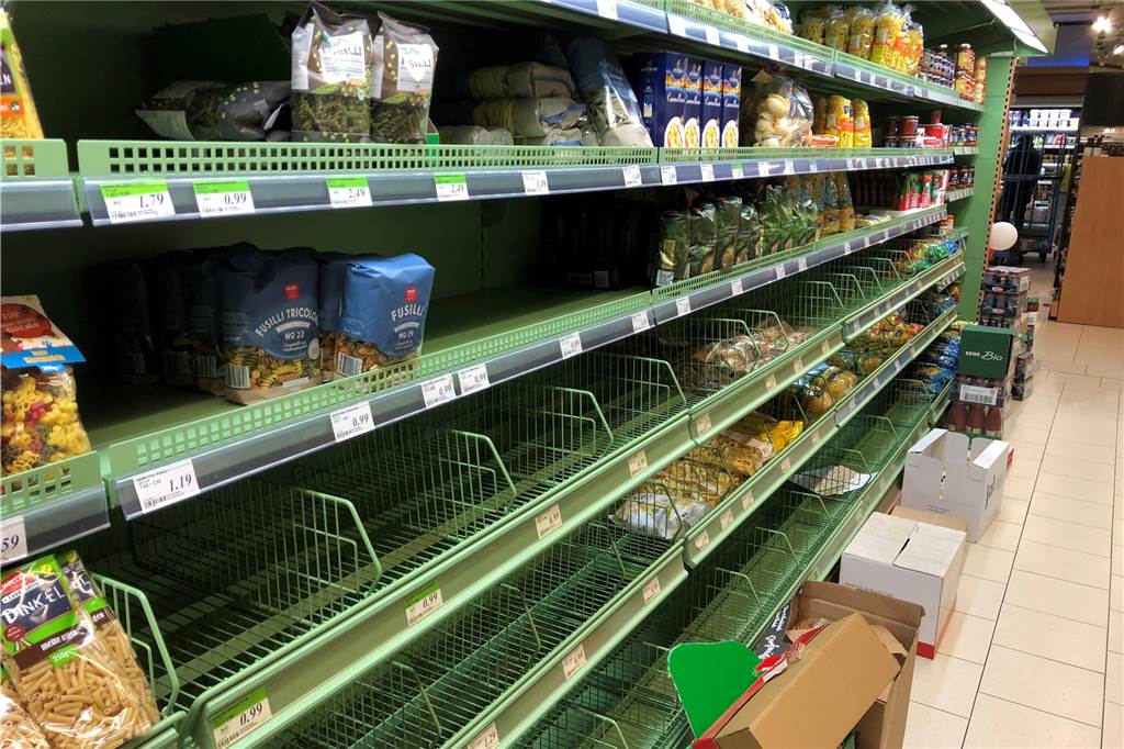 Coronavirus erreicht Unna: Gesundheitsamt richtet zentrale Teststellen ein Im Rewe am Ostring stapeln sich die Kisten mit neuer Ware in den Gängen. Vor allem Nudeln sind begehrt.