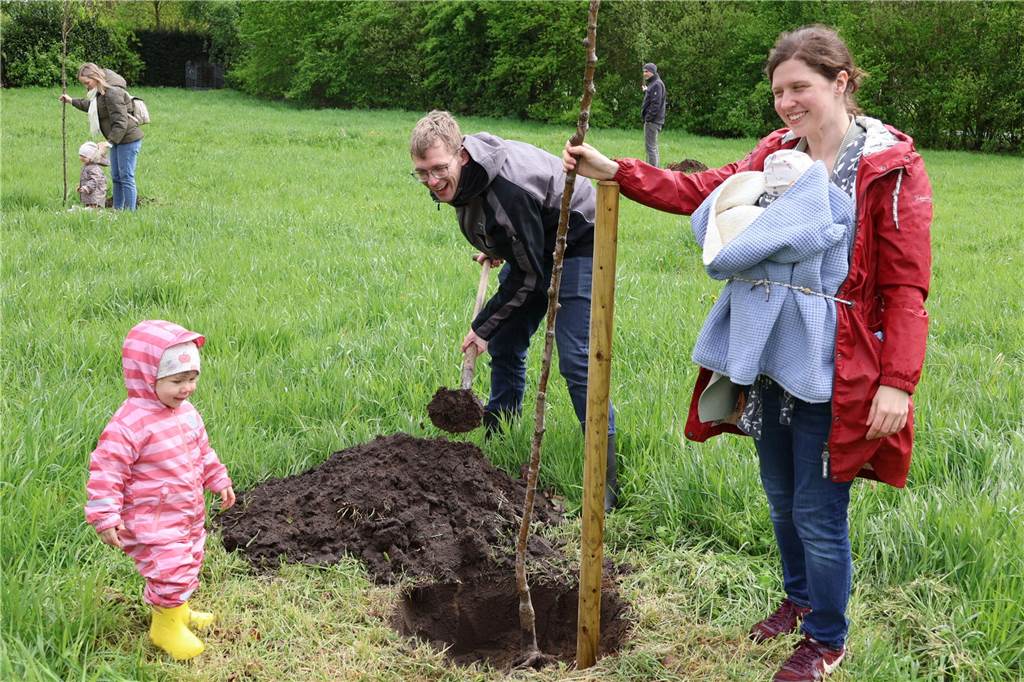 Romantische Geste: 21 Paare pflanzten einen Hochzeitsbaum in Rhade Im Rhader Hochzeitswald wurde nach langer Corona-Pause nun wieder kräftig gebuddelt. Insgesamt 21 Paare, die in den Corona-Jahren 2021 und 2022 geheiratet hatten, nutzen die Gelegenheit, ihren Baum zu pflanzen.