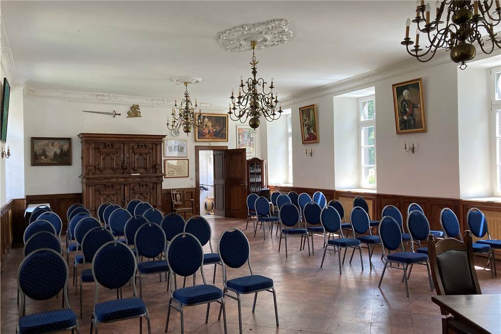 Trotz Corona-Lockerungen: Im Trauzimmer gelten andere Regeln Im Rittersaal von Schloss Bladenhorst werden zurzeit bei Hochzeiten nur neun Stühle aufgestellt.