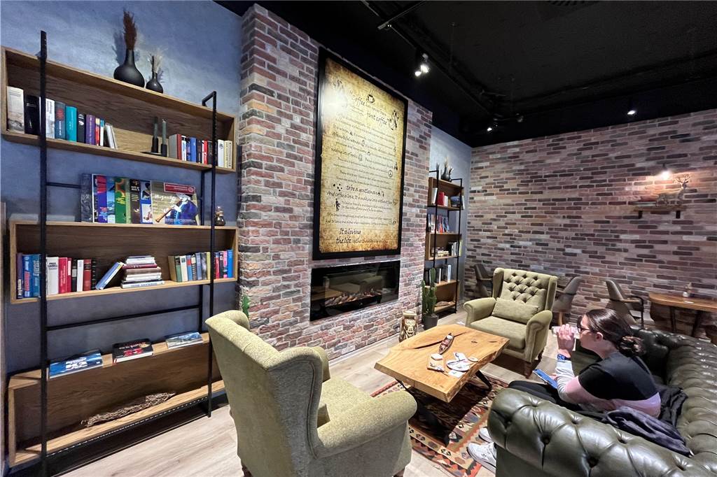 Türkischer Mini-Starbucks am Westenhellweg: „Roast‘n Berry“ macht spektakuläre Kaffee-Show Im "Roast'n Berry" hat auch eine Lounge-Ecke locker Platz.