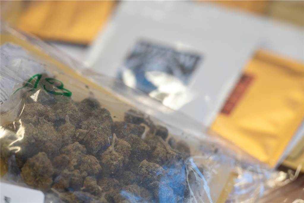 Drogen-Rucksack: Chip wird Heeker Dealer (27) zum Verhängnis Im Rucksack des Heekers war eine rote Tüte, in der sich mehrere kleine Tütchen mit insgesamt 239 Gramm Marihuana mit einem THC-Wirkstoffgehalt von 28,44 Gramm befanden.