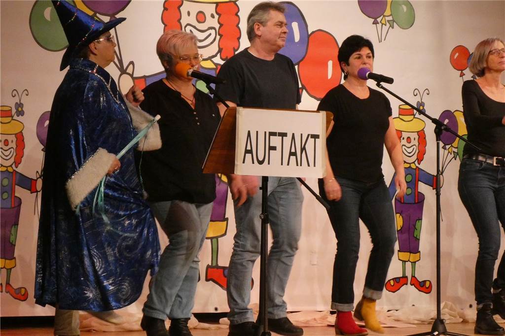 Viele Bilder: Prall gefülltes Programm beim Pfarrkarneval in Olfen: Im voll besetzten eventwerk Im Saal und auf der Bühne herrschte gute Stimmung