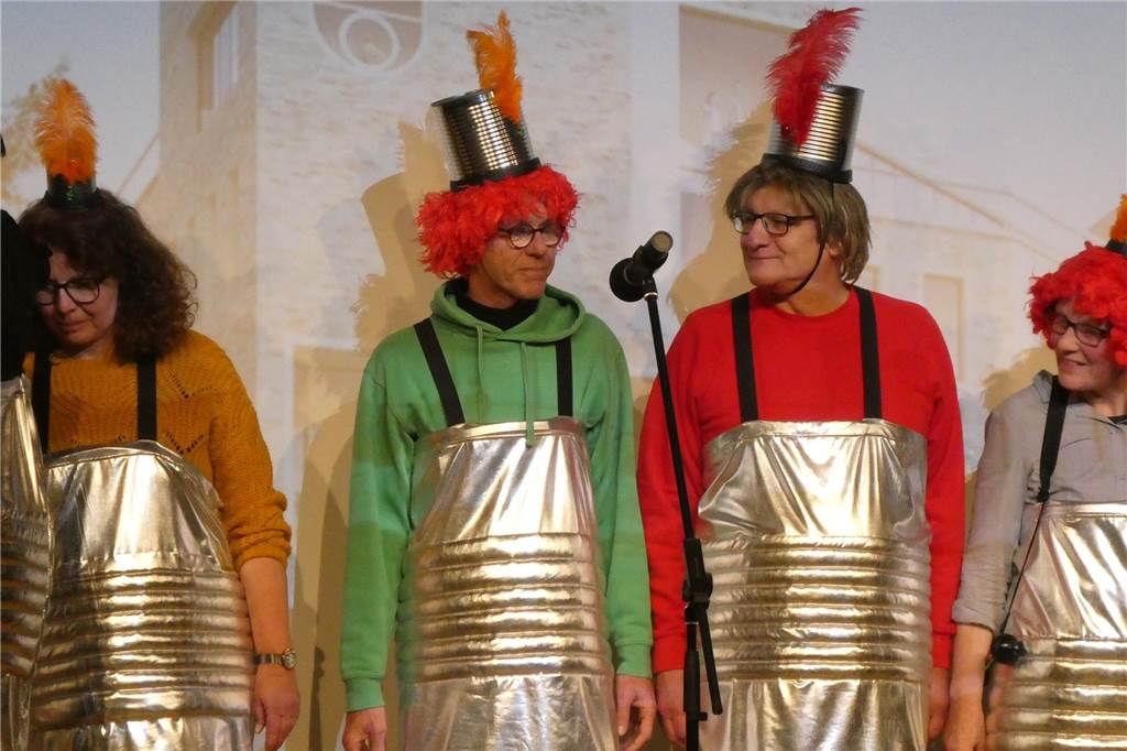 Viele Bilder: Prall gefülltes Programm beim Pfarrkarneval in Olfen: Im voll besetzten eventwerk Im Saal und auf der Bühne herrschte gute Stimmung.