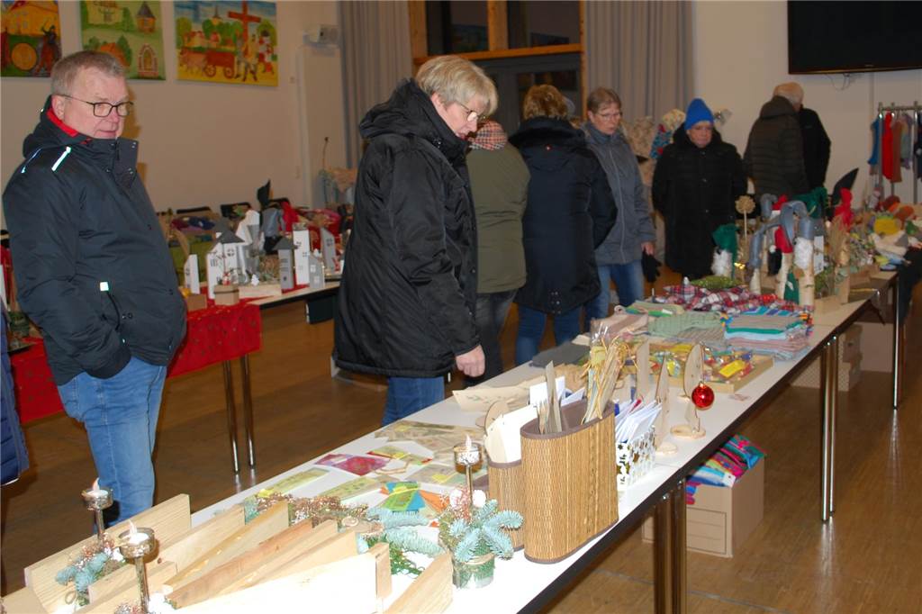 Adventsmarkt begrüßt Besucher: Breites Programm in Heek Im Saal vom Kreuzzentrum stand auf langen Tischreihen reichlich Auswahl an Geschenkartikeln und Bastelsachen.
