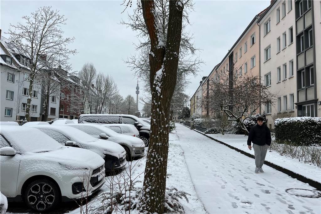 Im Saarlandstraßenviertel waren Straßen, Gehwege und Autos von einer weißen Schneedecke überzogen.